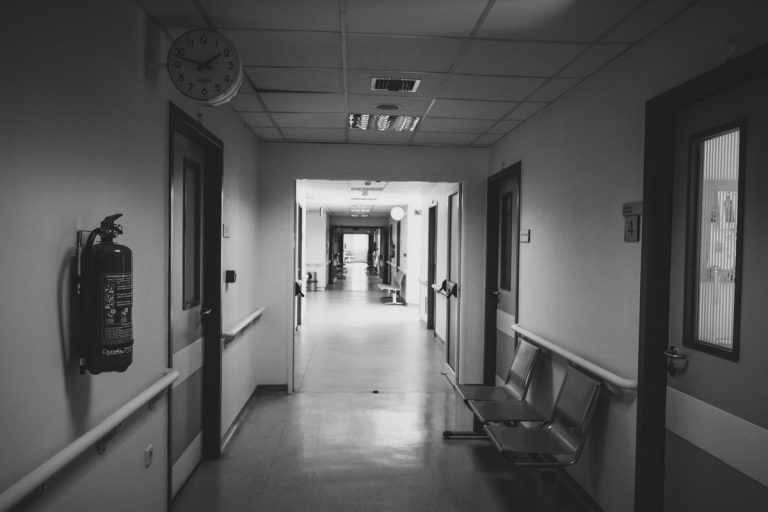 Ρέθυμνο: Κατέρρευσε, μεταφέρθηκε στο νοσοκομείο αλλά δεν τα κατάφερε