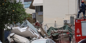 Σε πλήρη εξέλιξη η συνδρομή των δημοτικών υπηρεσιών μετά την κατάρρευση κτιρίου της πολυκατοικίας Πετράλωνα