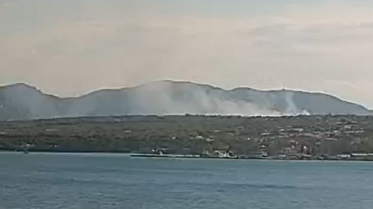 Σε ύφεση η φωτιά στην Κορινθία - Ήχησε το 112 για εκκενώσεις περιοχών