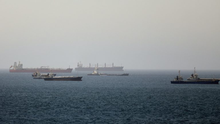 Στενό του Ορμούζ: Το Ιράν απειλεί εκ νέου τα πλοία - Οι τρεις διαδρομές και το χάος στη ναυσιπλοΐα