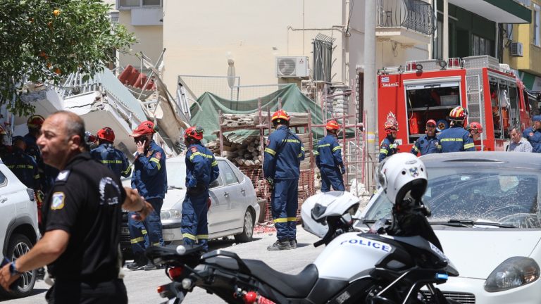 Συγκλονιστικές φωτογραφίες και βίντεο από την κατάρρευση της πολυκατοικίας στα Πετράλωνα