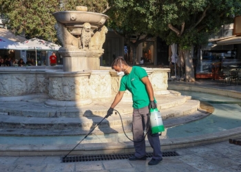 Συνεχίζεται με εντατικούς ρυθμούς η απεντόμωση και απολύμανση σχαρών και φρεατίων από τη ΔΕΥΑΗ