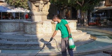 Συνεχίζεται με εντατικούς ρυθμούς η απεντόμωση και απολύμανση σχαρών και φρεατίων από τη ΔΕΥΑΗ