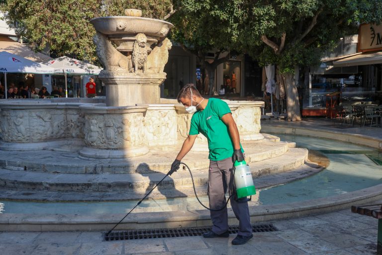 Συνεχίζεται με εντατικούς ρυθμούς η απεντόμωση και απολύμανση σχαρών και φρεατίων από τη ΔΕΥΑΗ