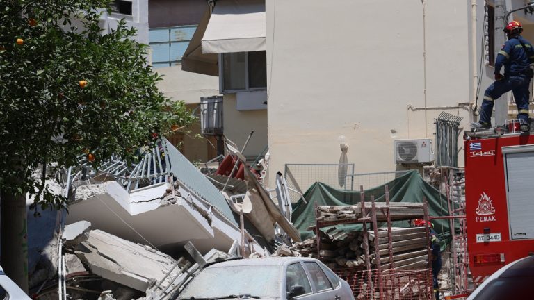 Τα σενάρια που εξετάζονται για την κατάρρευση της πολυκατοικίας στα Πετράλωνα