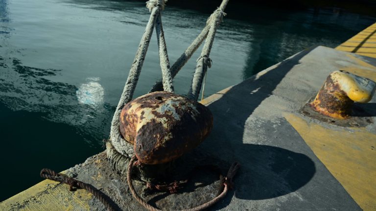 Ταλαιπωρία για 1.246 επιβάτες του «Κίσσαμος» που προσάραξε στη Μήλο λόγω μπλακ άουτ