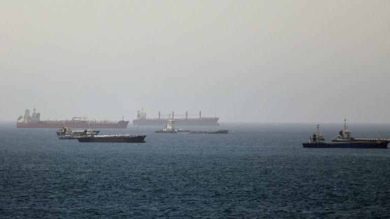 Το Ορμούζ ξανά στο επίκεντρο: Ιράν και Ομάν συζητούν για τη διαχείριση του Στενού στη σκιά των ΗΠΑ