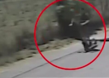 Το βίντεο από την πτώση με πατίνι του 14χρονου που νοσηλεύεται στο ΠΑΓΝΗ – «Οι δρόμοι στο Ηράκλειο είναι διαλυμένοι», λέει ο πατέρας του