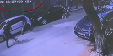 Βίντεο ντοκουμέντο από τη στιγμή που ξέσπασε η φωτιά σε διώροφη μονοκατοικία στην Καλλιθέα