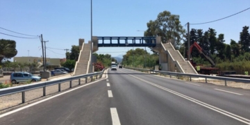 ΒΟΑΚ: Τοποθετήθηκε με επιτυχία η μεταλλική πεζογέφυρα