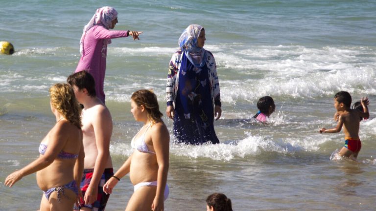 Αυστρία: Δικαίωση για δύο μουσουλμάνες που κατήγγειλαν την απαγόρευση του μπουρκίνι σε ξενοδοχείο