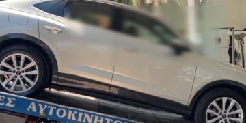 Αυτοκίνητο καρφώθηκε σε τζαμαρία καταστήματος στα Βριλήσσια- Δείτε βίντεο