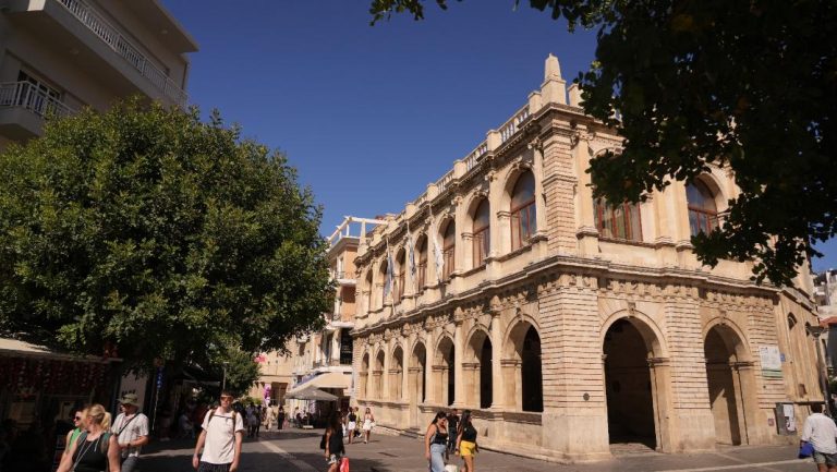 Αυξήσεις μισθών: Δήμαρχοι και Περιφερειάρχες όπως …Μητροπολίτες!