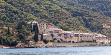 Άγιον Όρος: Τουριστικό σκάφος προσέκρουσε σε βράχο - Τραυματίστηκε ελαφρά ο κυβερνήτης