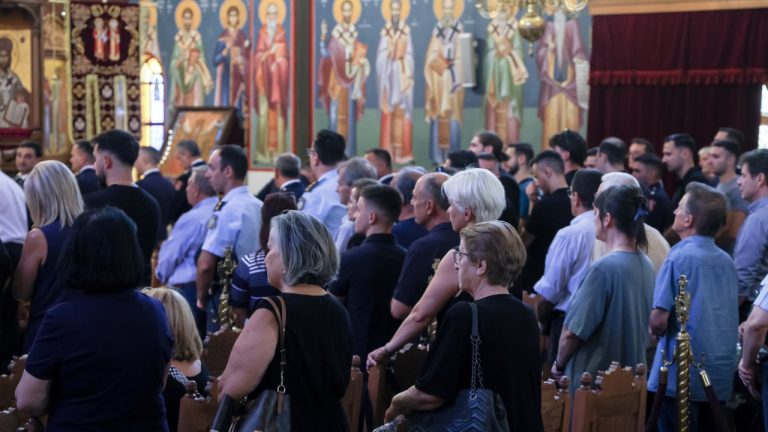 Αγρίνιο: Σε κλίμα οδύνης το τελευταίο «αντίο» στον 27χρονο πυροσβέστη - Εικόνες, βίντεο