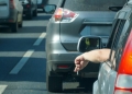 «Ακριβό» τσιγάρο στην Κέρκυρα: Πρόστιμο 1.312 ευρώ σε οδηγό που το πέταξε από το παράθυρο