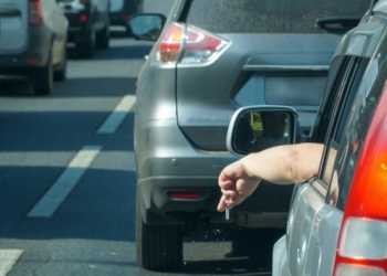 «Ακριβό» τσιγάρο στην Κέρκυρα: Πρόστιμο 1.312 ευρώ σε οδηγό που το πέταξε από το παράθυρο