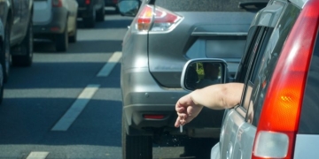 «Ακριβό» τσιγάρο στην Κέρκυρα: Πρόστιμο 1.312 ευρώ σε οδηγό που το πέταξε από το παράθυρο