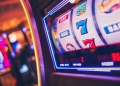 Αν έχει τύχη... πέτα: Ταξιδιώτης κέρδισε 3,3 εκατ. δολάρια σε κουλοχέρη αεροδρομίου των ΗΠΑ