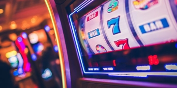 Αν έχει τύχη... πέτα: Ταξιδιώτης κέρδισε 3,3 εκατ. δολάρια σε κουλοχέρη αεροδρομίου των ΗΠΑ