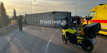 Ανατροπή νταλίκας στην Εθνική Αθηνών - Θεσσαλονίκης - Δείτε φωτογραφίες