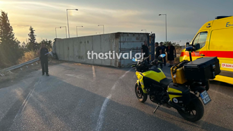 Ανατροπή νταλίκας στην Εθνική Αθηνών - Θεσσαλονίκης - Δείτε φωτογραφίες