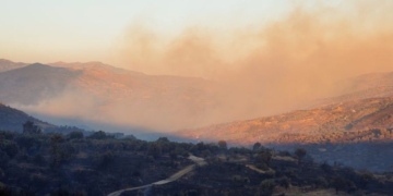 Ανεξέλεγκτες οι φωτιές σε Ρέθυμνο και Σητεία – Με το πρώτο φως στη μάχη τα εναέρια μέσα