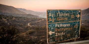 Ανεξέλεκτη η φωτιά στο Ρέθυμνο - Καλύτερη η εικόνα σε Σητεία και Πλωμάρι
