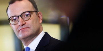 Aντιδράσεις για την παρένθετη μητέρα και τον Γενς Σπαν