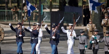 Άρωμα Ελλάδας στην «Ημέρα της Βαστίλης» - «Γαλανόλευκη» παρέλαση στο έδαφος και στον αέρα - Δείτε βίντεο