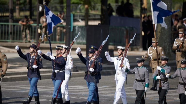 Άρωμα Ελλάδας στην «Ημέρα της Βαστίλης» - «Γαλανόλευκη» παρέλαση στο έδαφος και στον αέρα - Δείτε βίντεο