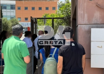 Αστυνομικό Μέγαρο Ηρακλείου: Ουρές από τα ξημερώματα και εν μέσω ζέστης για νέα ταυτότητα ή διαβατήριο