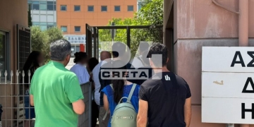 Αστυνομικό Μέγαρο Ηρακλείου: Ουρές από τα ξημερώματα και εν μέσω ζέστης για νέα ταυτότητα ή διαβατήριο