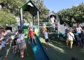 Χαμόγελα και παιχνίδι στον Μασταμπά: Άνοιξε η νέα παιδική χαρά της πλατείας Νικαίας