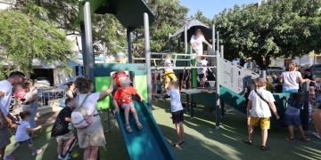 Χαμόγελα και παιχνίδι στον Μασταμπά: Άνοιξε η νέα παιδική χαρά της πλατείας Νικαίας