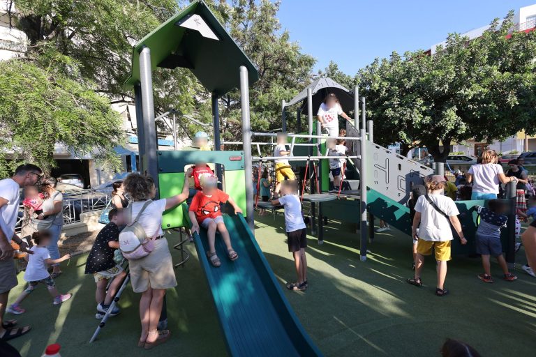 Χαμόγελα και παιχνίδι στον Μασταμπά: Άνοιξε η νέα παιδική χαρά της πλατείας Νικαίας