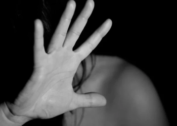 Χανιά: 25χρονη κατήγγειλε τον σύντροφό της για ξυλοδαρμό και απειλές μπροστά στο 6χρονο παιδί τους