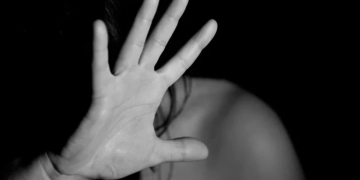 Χανιά: 25χρονη κατήγγειλε τον σύντροφό της για ξυλοδαρμό και απειλές μπροστά στο 6χρονο παιδί τους