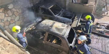 Χανιά: Παρανάλωμα του πυρός δύο αυτοκίνητα