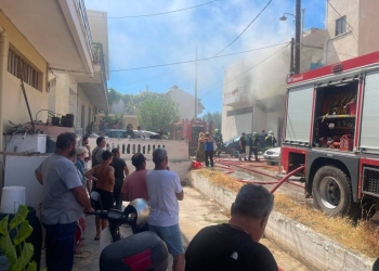 Χανιά: Στις φλόγες σπίτι και αποθήκη σε πυκνοκατοικημένη περιοχή