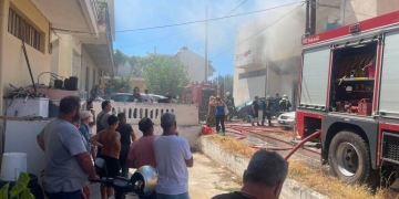 Χανιά: Στις φλόγες σπίτι και αποθήκη σε πυκνοκατοικημένη περιοχή