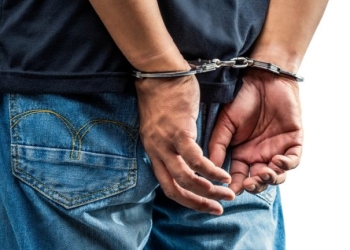 Χειροπέδες σε άνδρα στη Χαλκιδική για κοκαΐνη και οπλοκατοχή