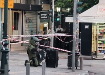 Δεν βρέθηκε εκρηκτική ύλη στη βαλίτσα που...ξέχασε τουρίστας στο κέντρο της Αθήνας - Βίντεο από τον έλεγχο της ΤΕΕΜ