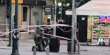 Δεν βρέθηκε εκρηκτική ύλη στη βαλίτσα που...ξέχασε τουρίστας στο κέντρο της Αθήνας - Βίντεο από τον έλεγχο της ΤΕΕΜ