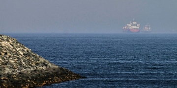 Δεξαμενόπλοιο προσέκρουσε σε νάρκη στο Στενό του Ορμούζ, σύμφωνα με το Tasnim