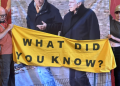 Διαμαρτυρία ακτιβιστών μέσα στο Παλάτι του Μπάκιγχαμ για το σκάνδαλο Έπστιν - Δείτε βίντεο