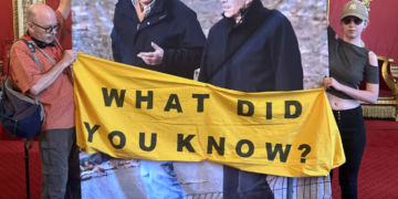 Διαμαρτυρία ακτιβιστών μέσα στο Παλάτι του Μπάκιγχαμ για το σκάνδαλο Έπστιν - Δείτε βίντεο