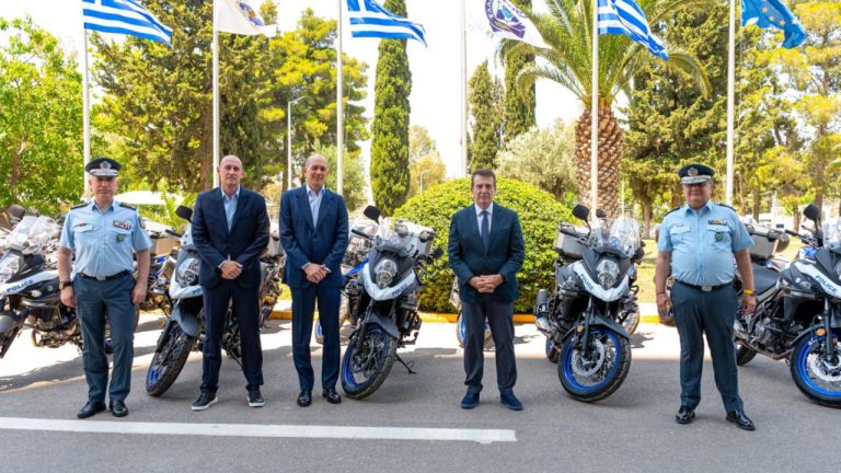 Δωρεά μοτοσικλετών στην ΕΛ.ΑΣ. από τους αδερφούς Αγγελόπουλους