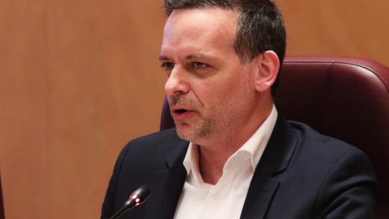 Δούκας για δωρεάν κλιματιστικά: Η πρόσβαση σε αξιοπρεπείς συνθήκες διαβίωσης δεν μπορεί να αποτελεί προνόμιο