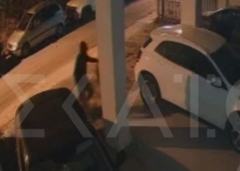 Εμπρηστική επίθεση στη Θεσσαλονίκη: Bίντεο από τη στιγμή που ο δράστης αφήνει τον εκρηκτικό μηχανισμό στο σπίτι του Σάββα Αναστασιάδη